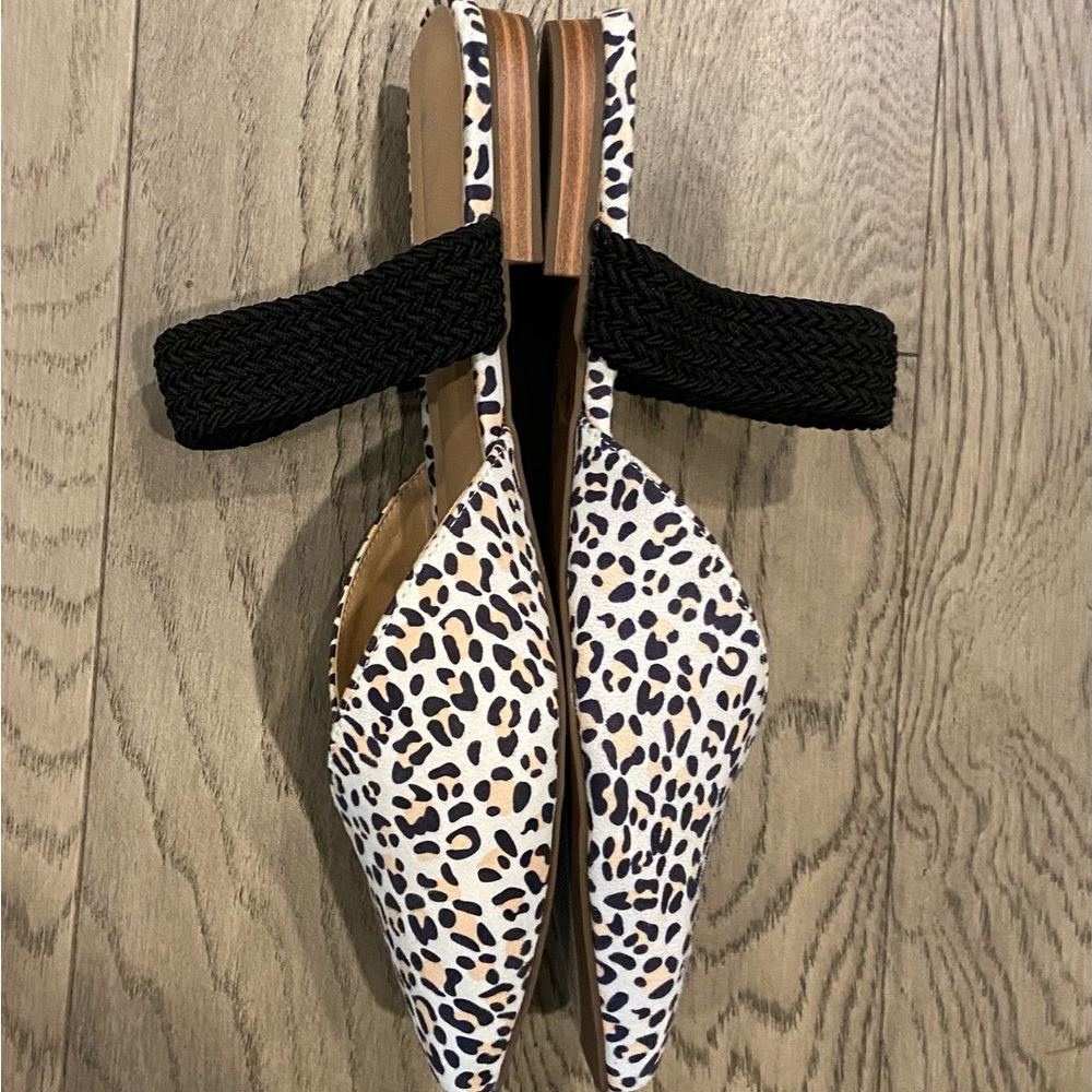 O Pointed Toe Flats - Picture 4 of 7